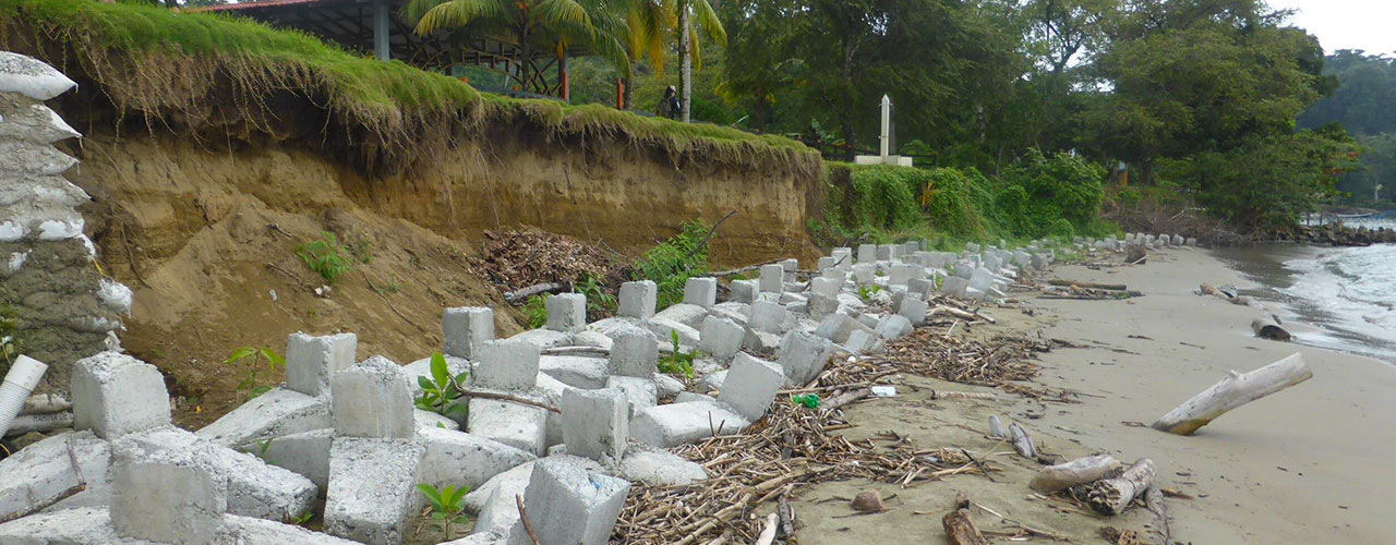 Foto de estructuras de cemento en una playa 